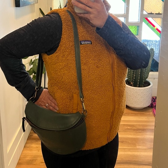 Made in SPAIN HANDMADE sling belt bag. Barcelona. Genuine butter soft Leather. - Picture 9 of 17